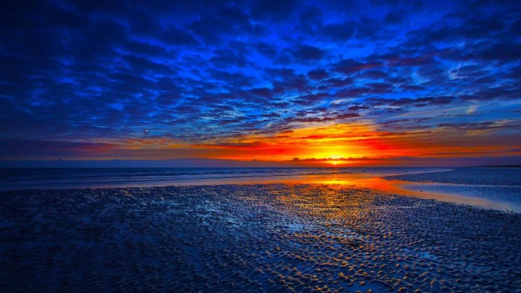 Синий закат на море