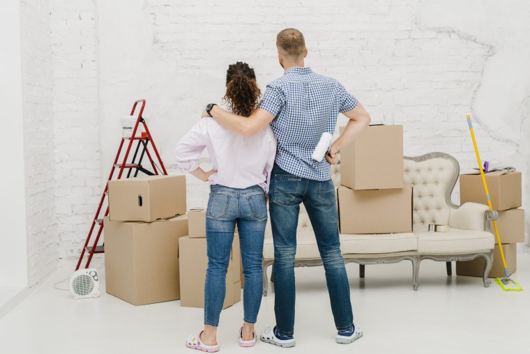 Люди делают ремонт