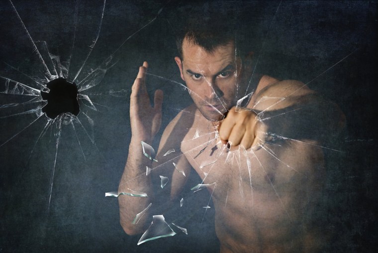 Девушка разбивает стекло