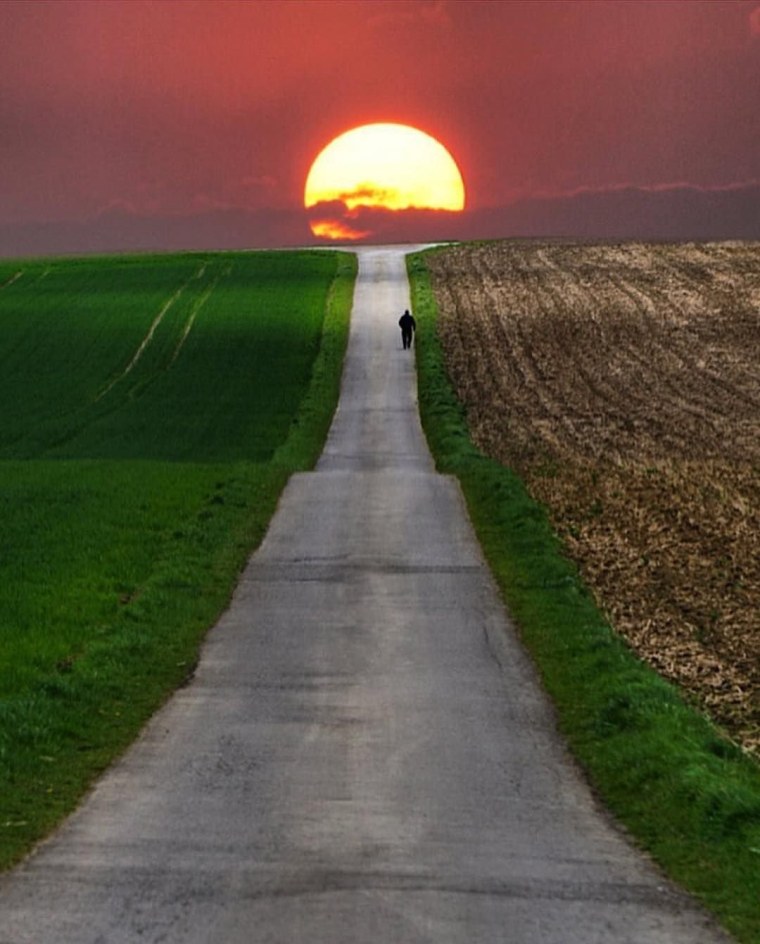 Девушка идет по дороге