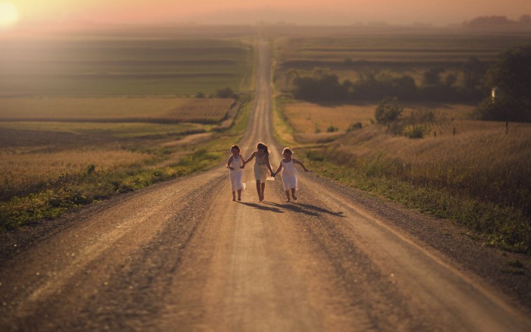 Человек идет по дороге