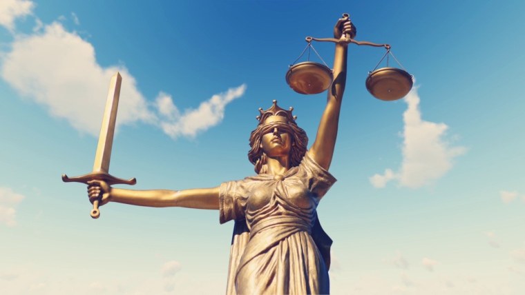 Фемида и судейский молоток
