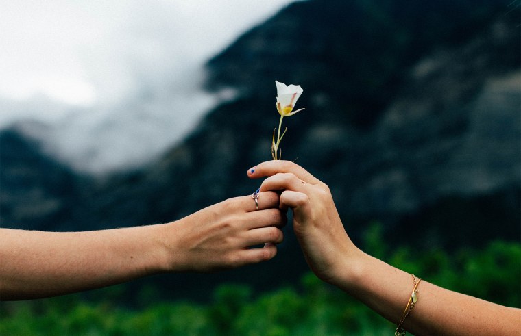 Парень с девушкой в темноте