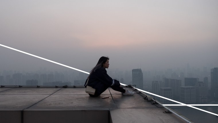 Одинокий человек на крыше