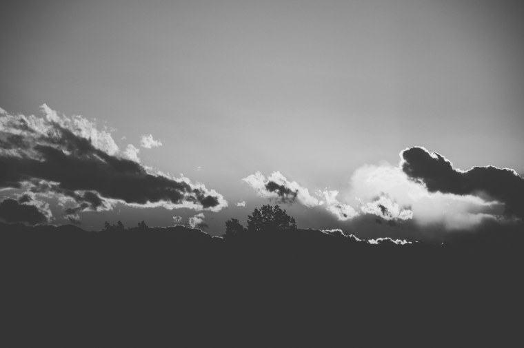 Черно белое небо