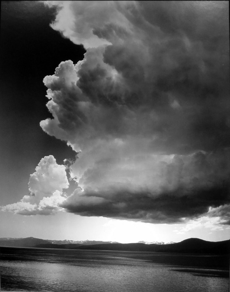 Черно белое небо