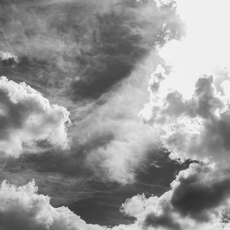 Черно белое небо