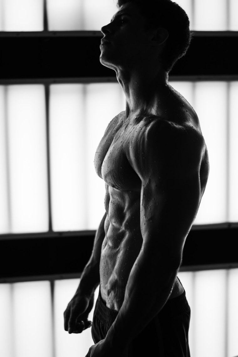 Мужчина с голым торсом