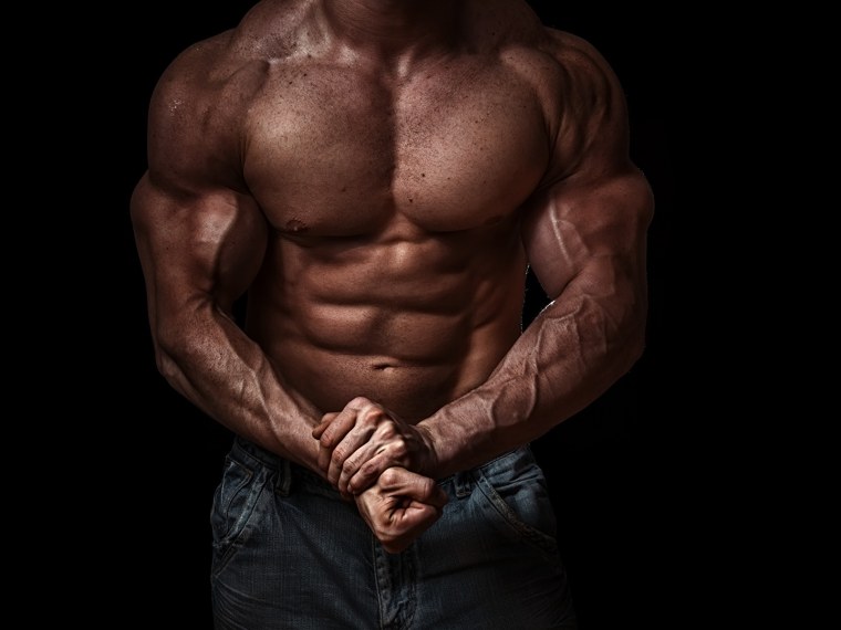 Культурист на черном фоне