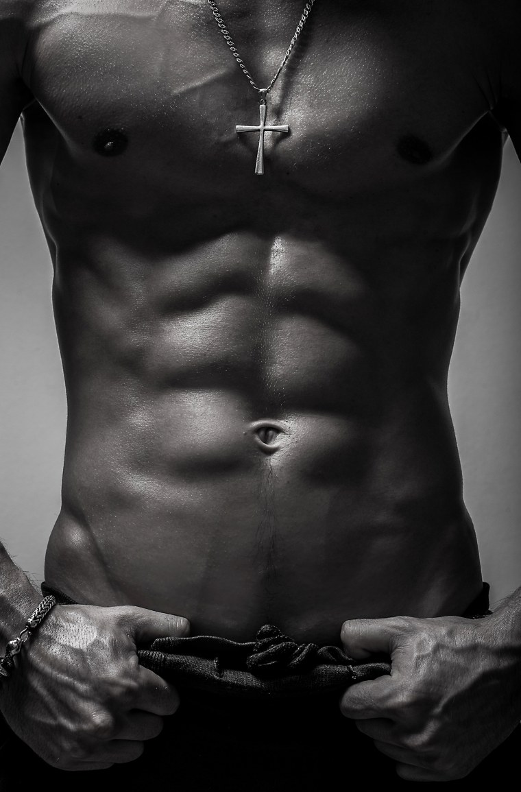 Мужской торс на черном фоне