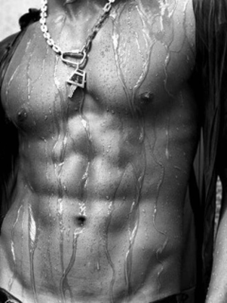 Мокрое мужское тело