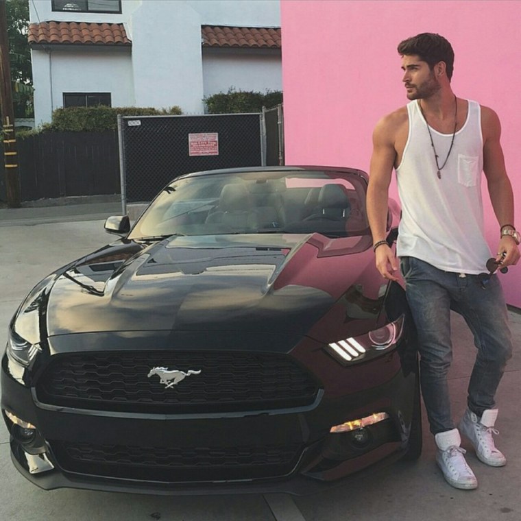 Мужская фотосъемка с машиной