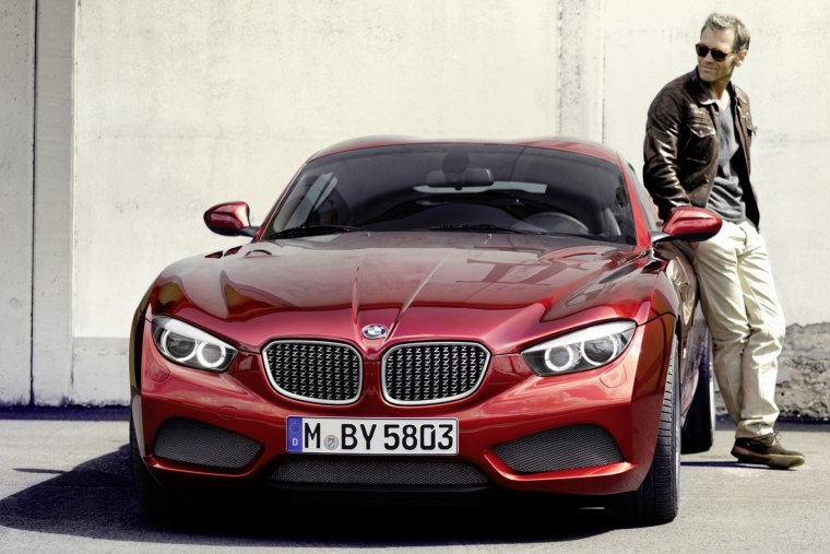 Мужчина в дорогой машине