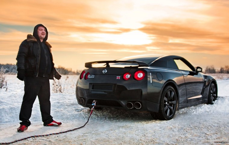 Мужчина возле машины