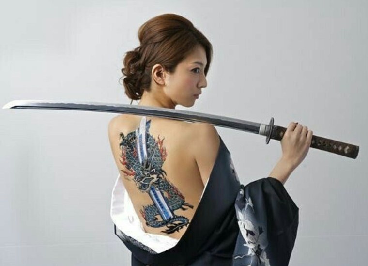 Мелани Джарнсон катана