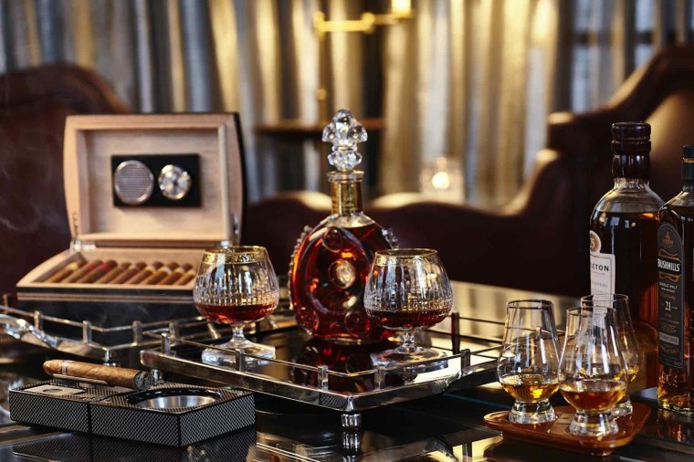 Дорогой коньяк и сигары