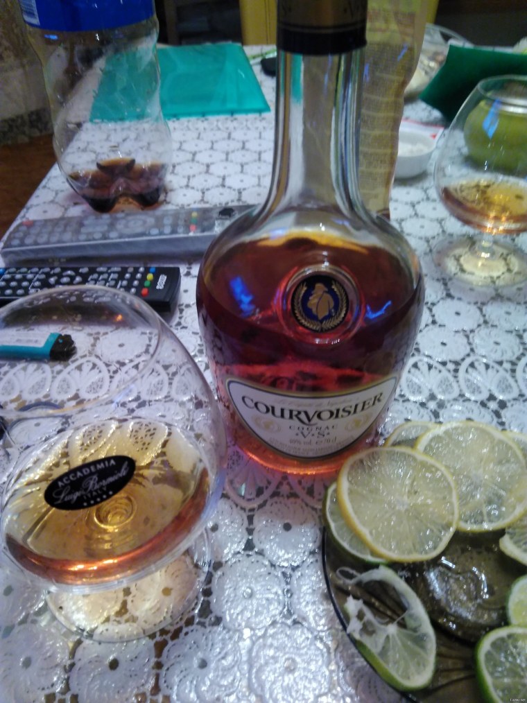 Бутылка коньяка на столе