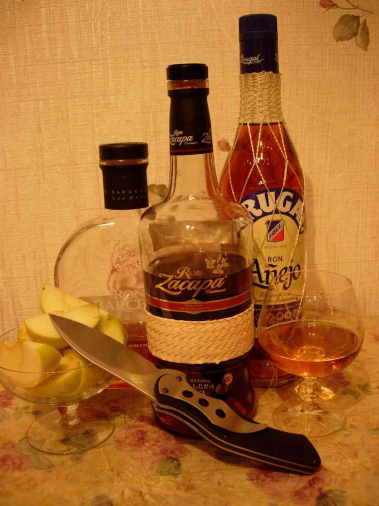 Бутылка коньяка на столе