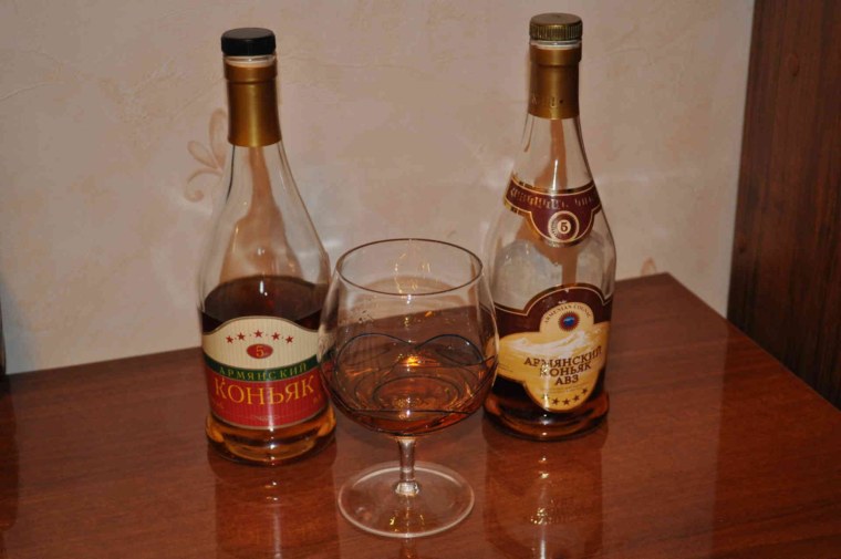 Фото коньяка на столе