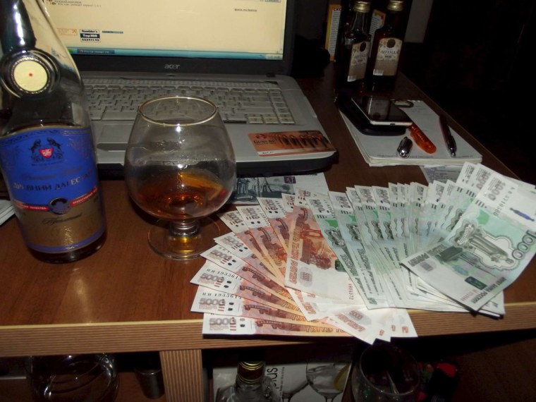 Стол с алкоголем и деньгами