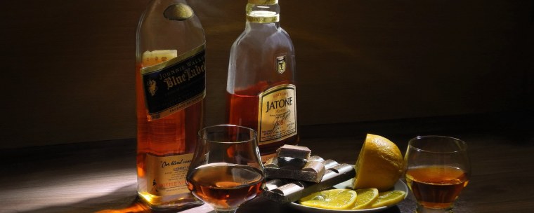 Стаканчик коньяка на столе