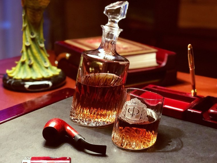 Графин на столе