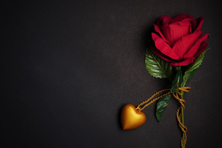 Букет роз на черном фоне