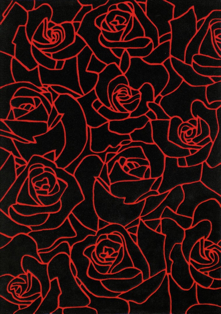 Розы лежат на темном фоне