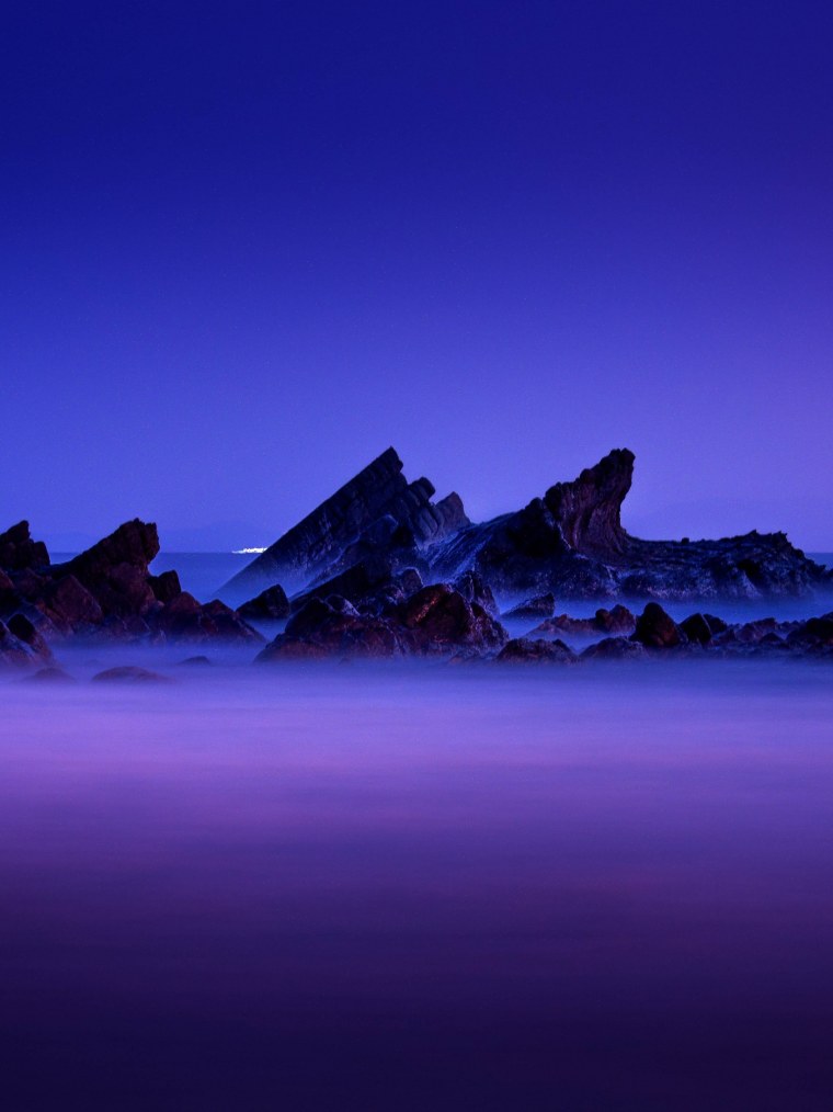 Темно синий в природе