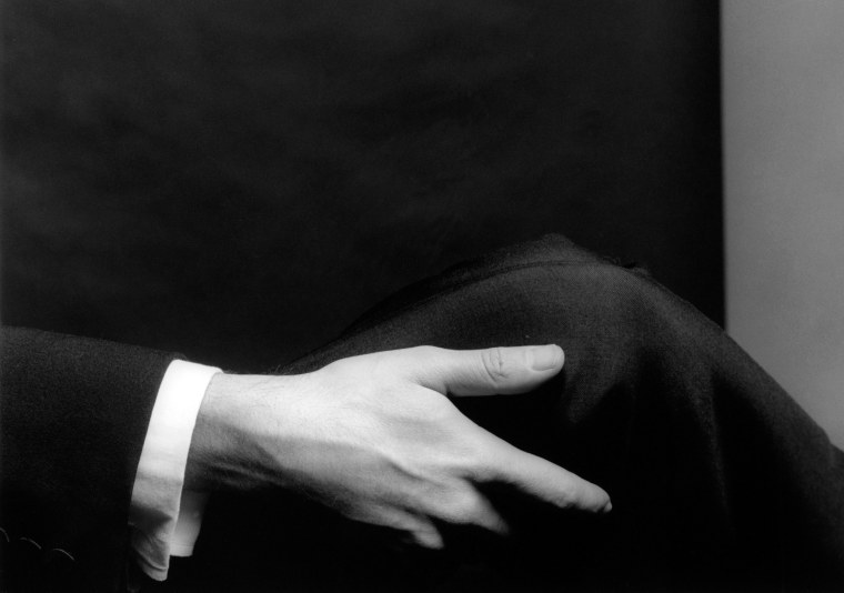 Протянутая мужская рука