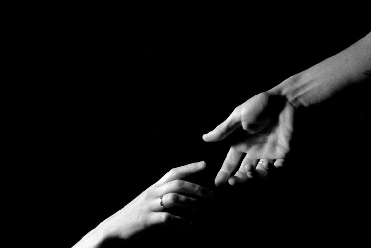 Касание рук мужчины и женщины