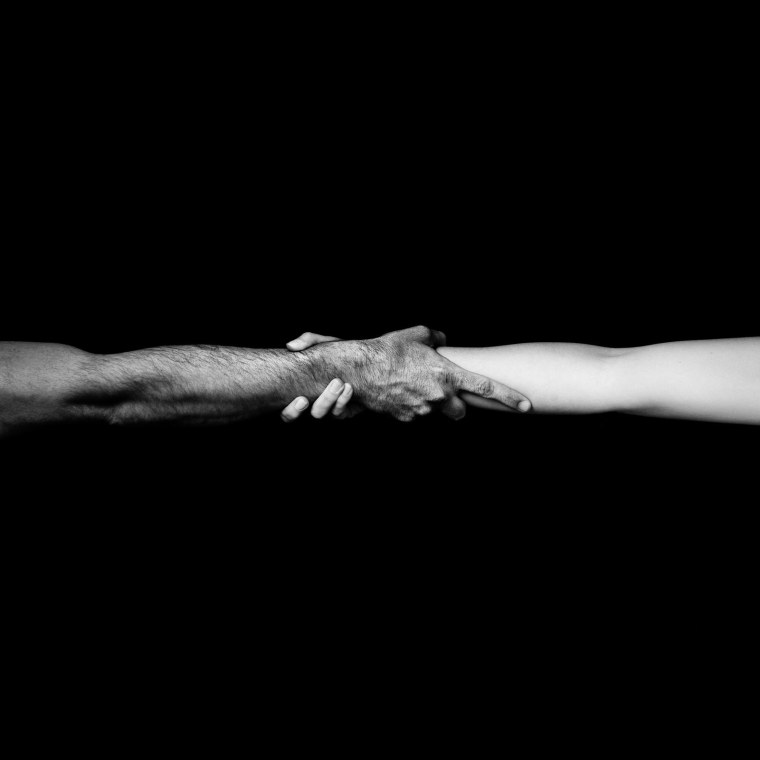 Прикосновение людей друг к другу