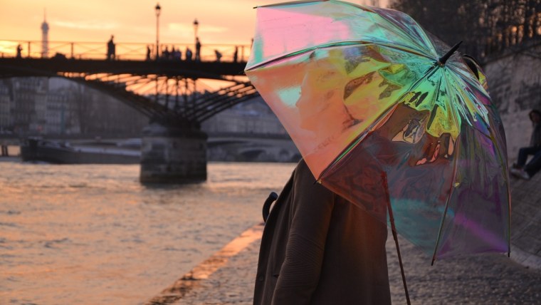 Зонт под дождем