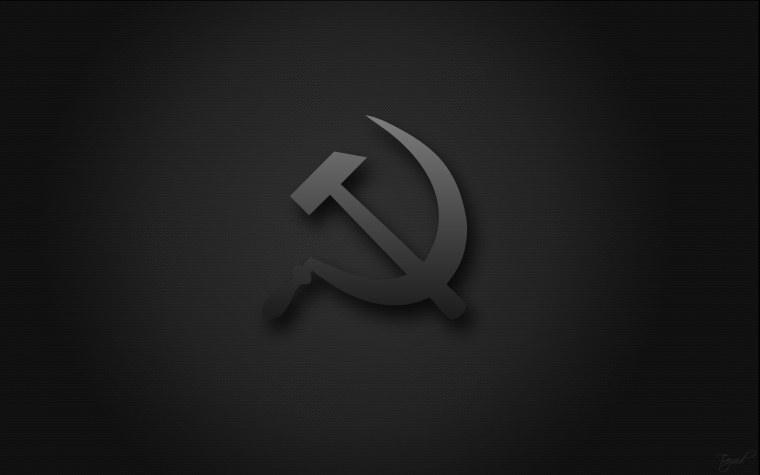 Серп и молот на черном фоне