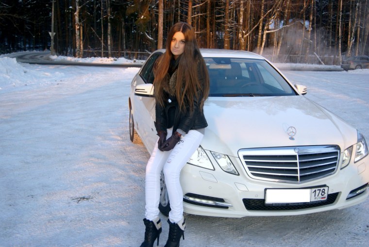 Девушка на мерседесе зимой