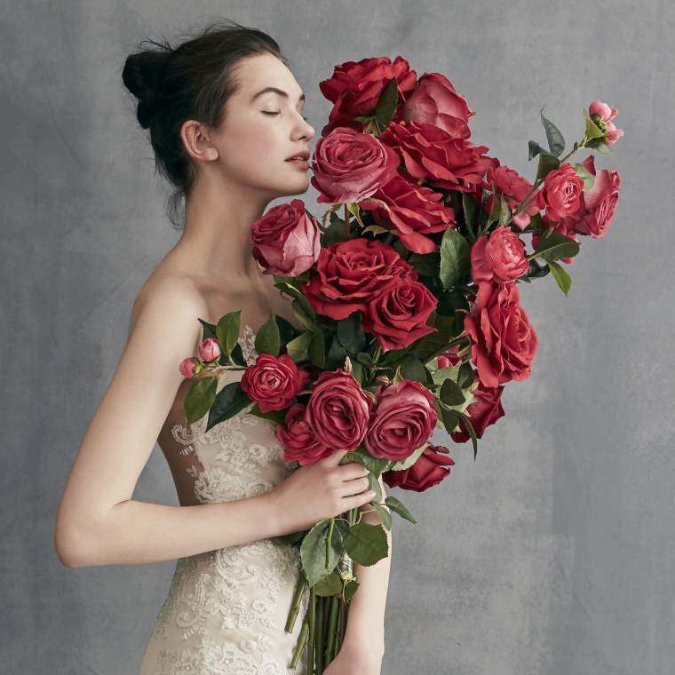 Девушка с букетом роз