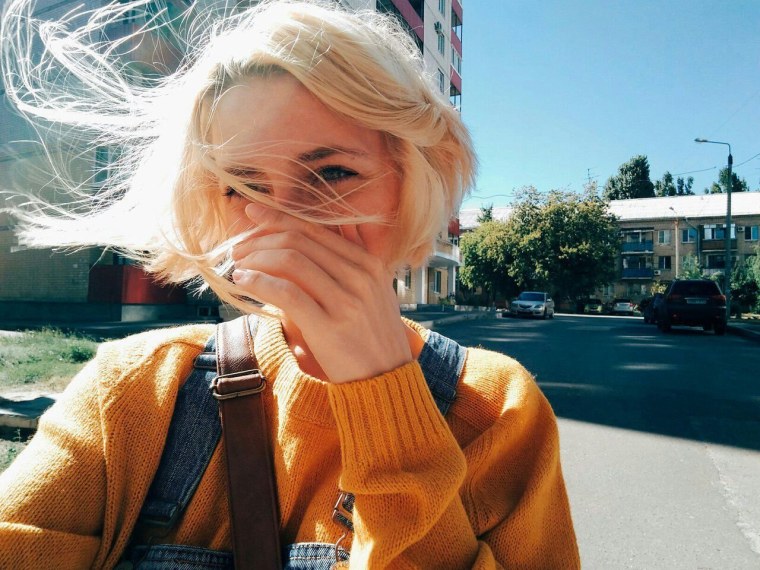 Девочка с короткими светлыми волосами