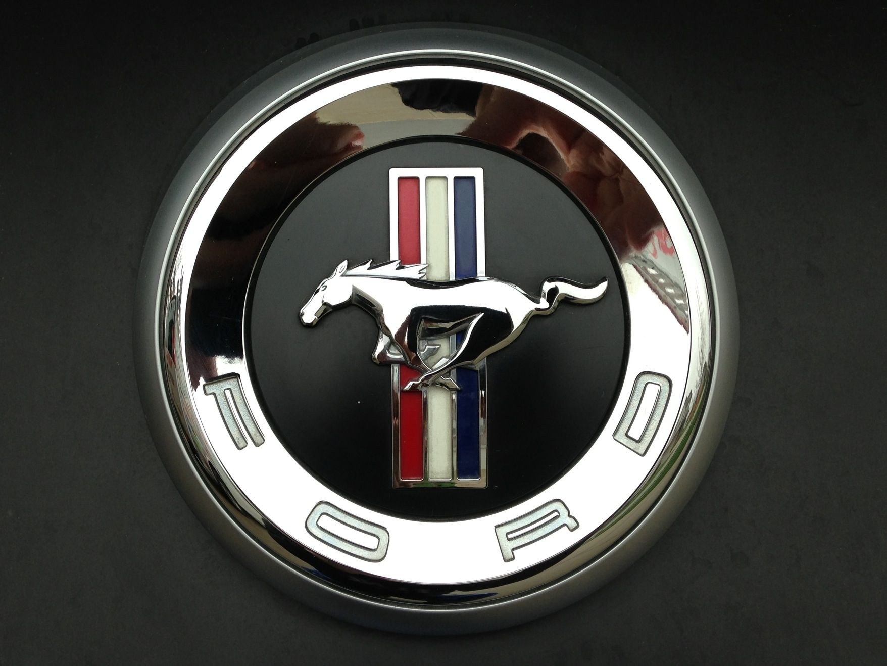 Буквы мустанг. Форд Мустанг эмблема. Мустанг 1967. Форд Мустанг 1967 значок.