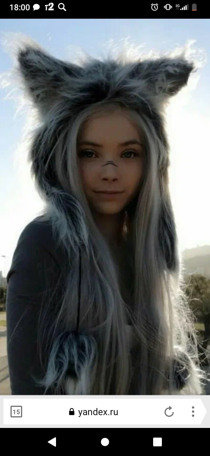 Маленькая девочка с длинными волосами