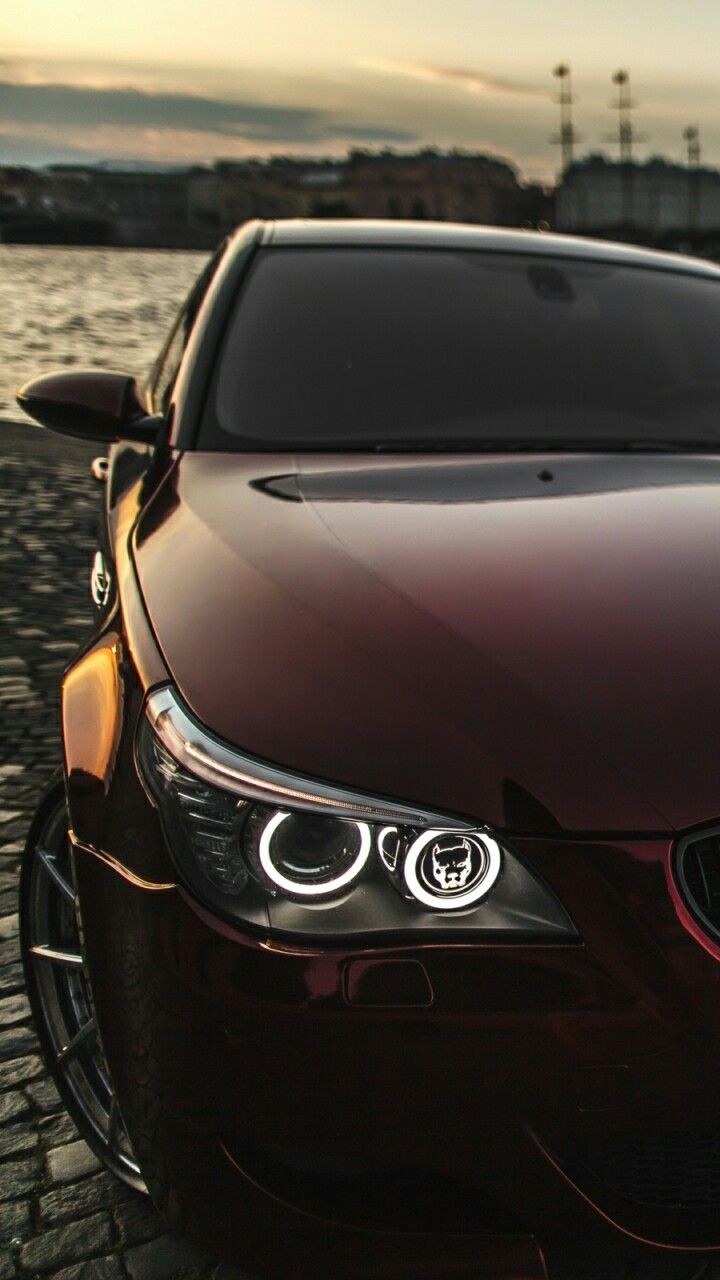 Машина с зелеными фарами