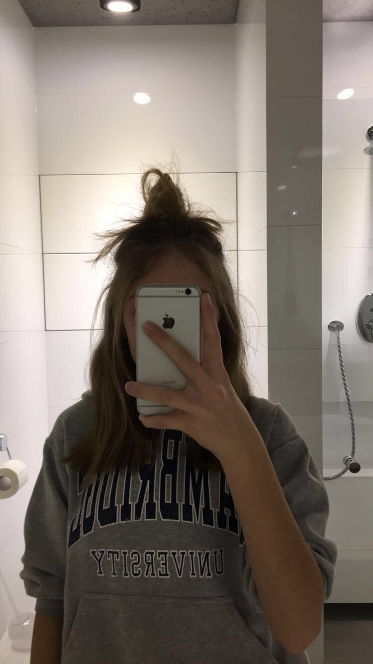 Девочка с айфоном в зеркале