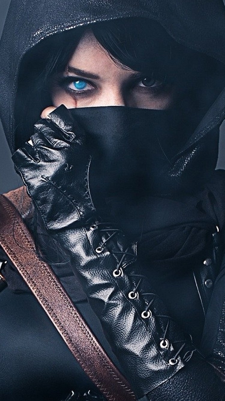 Девушка в маске и капюшоне