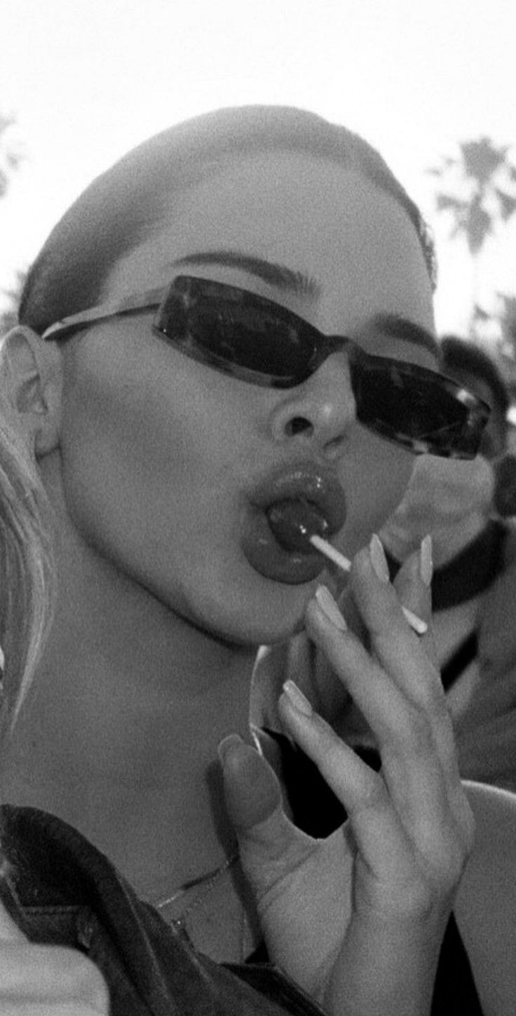 Кендалл Дженнер с Чупа чупсом во рту