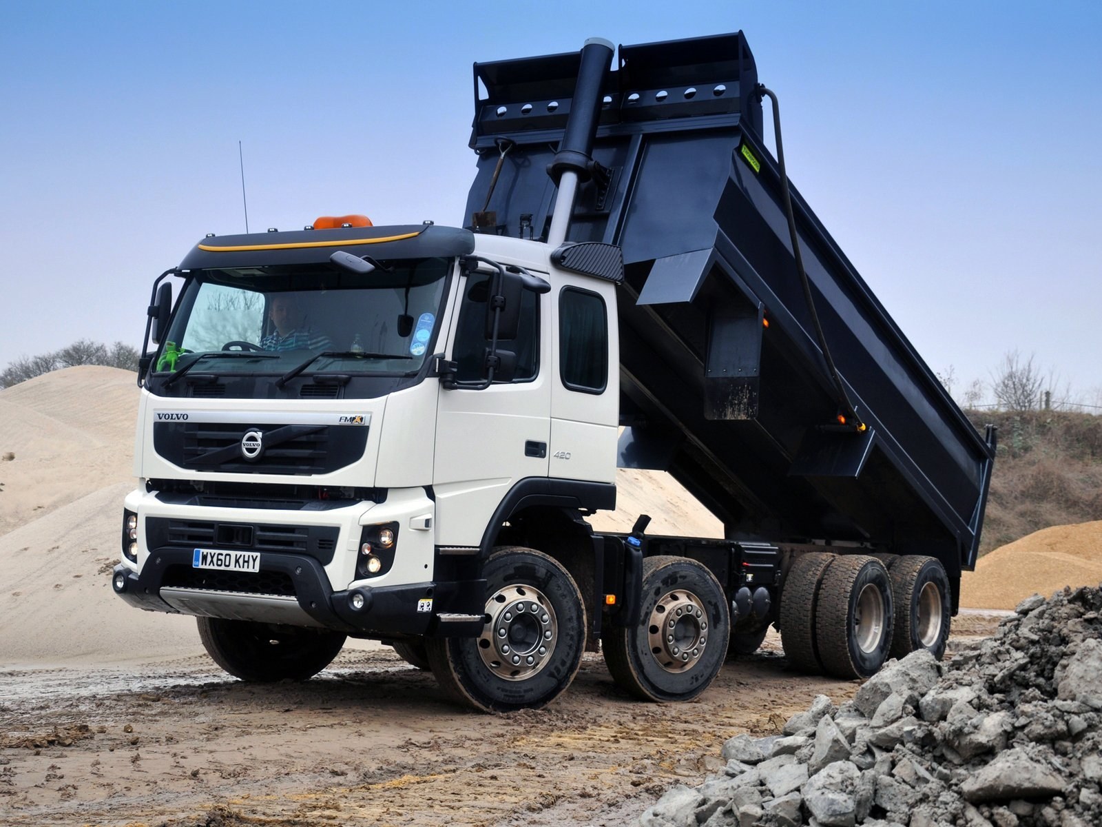 2010 Volvo FMX 8x4 022