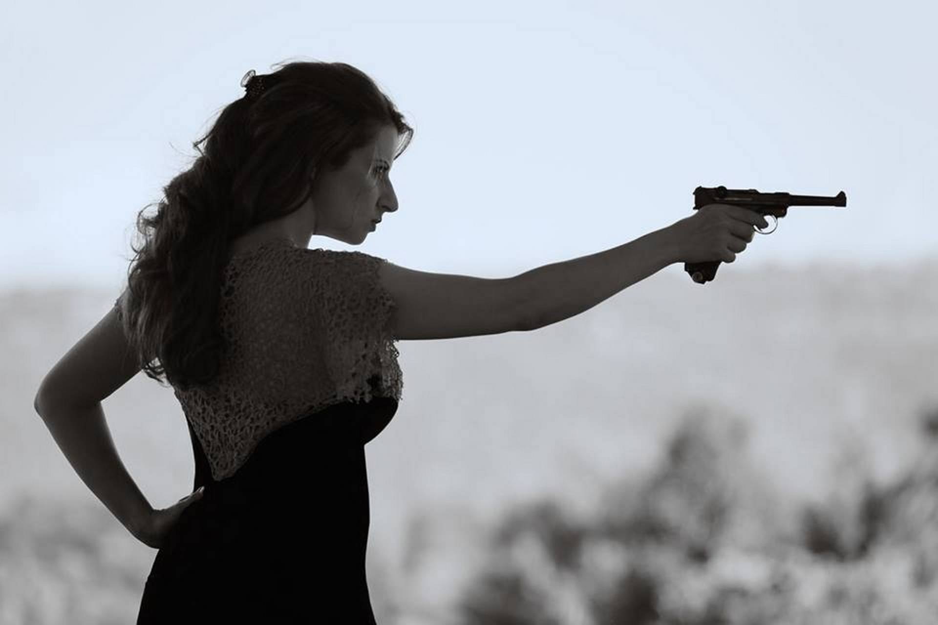 Стреляй в меня. Женщина с пистолетом. Женщина с револьвером. Женская рука с пистолетом.