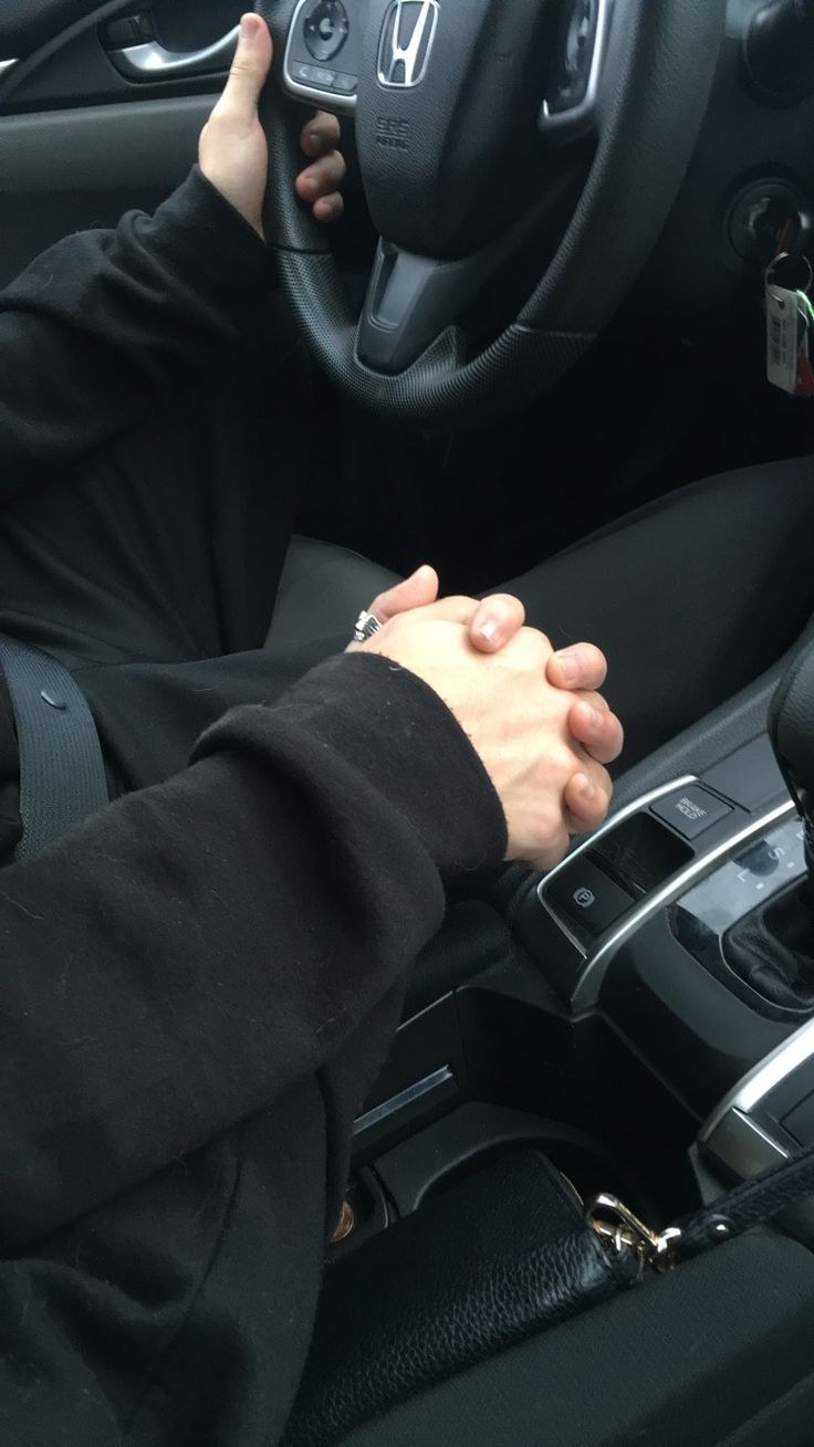 Рука в руке в машине