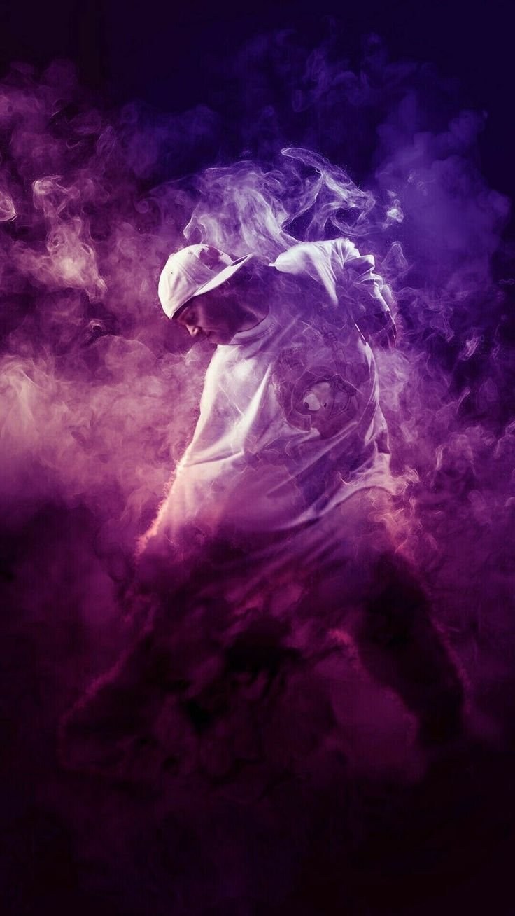 Человек в фиолетовом дыму