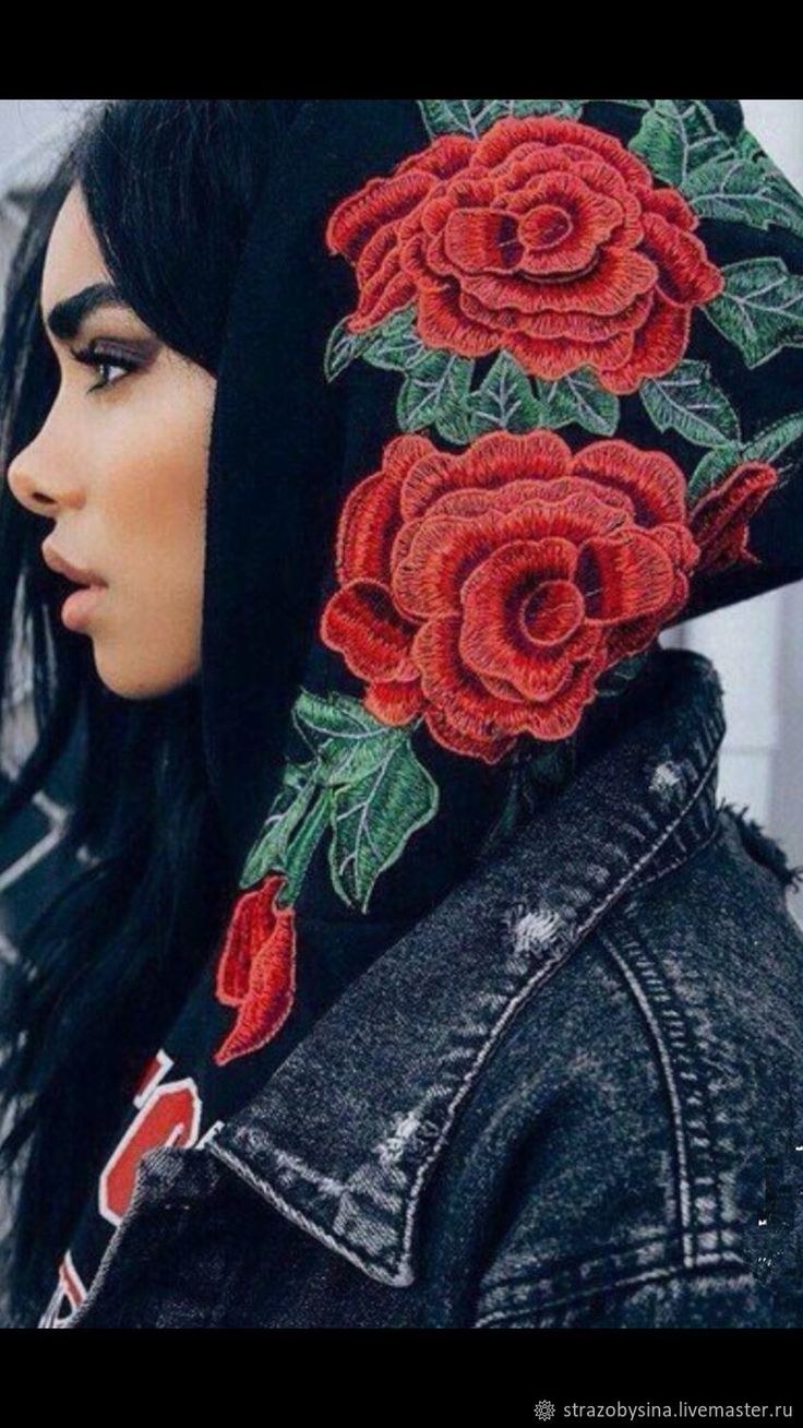 Девушка с цветами в машине