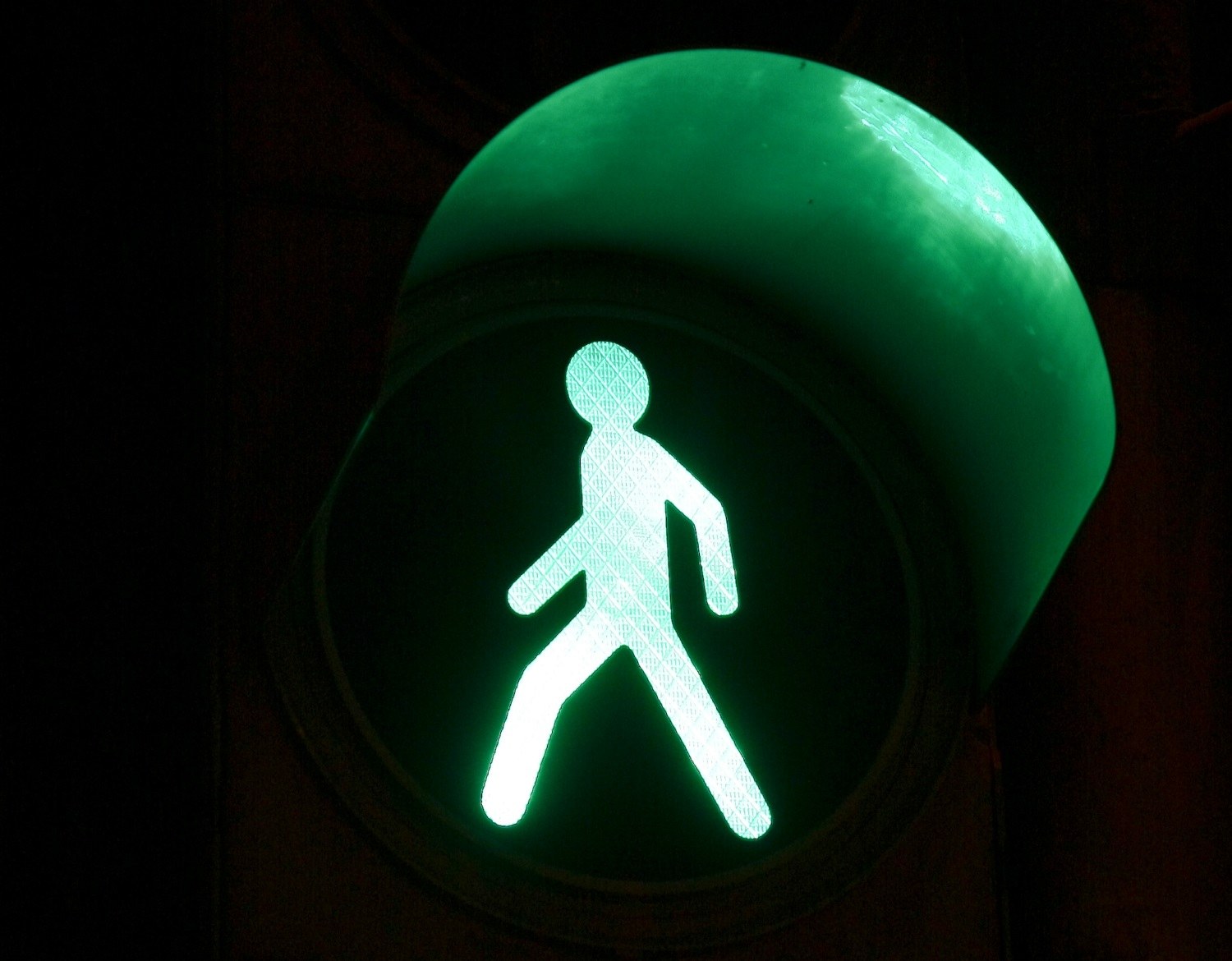 Сигнал для пешеходов. Светофор зеленый человечек. Зеленый сигнал пешеходного светофора. Светофор с человечками. Светофор для пешеходов.