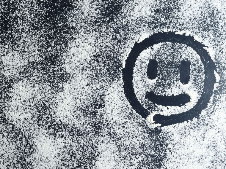 Оюои грустный смайлик на чёрном фоне